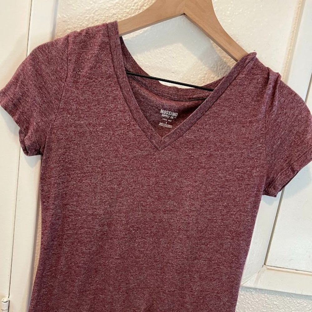 mossimo supply co burgundy tee shirt, small